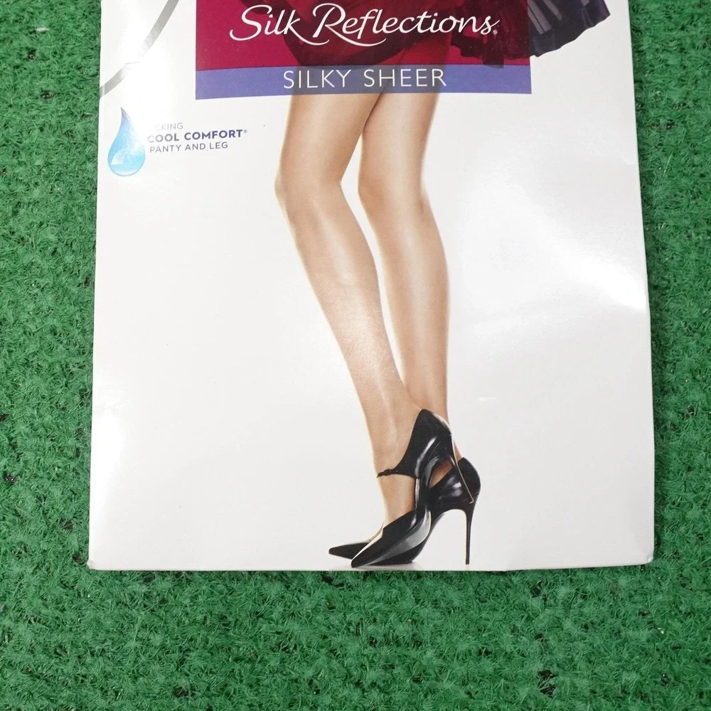 Hanes Silk Reflections Womens Pantyhose EF Beige Silky Sheer Control Top
